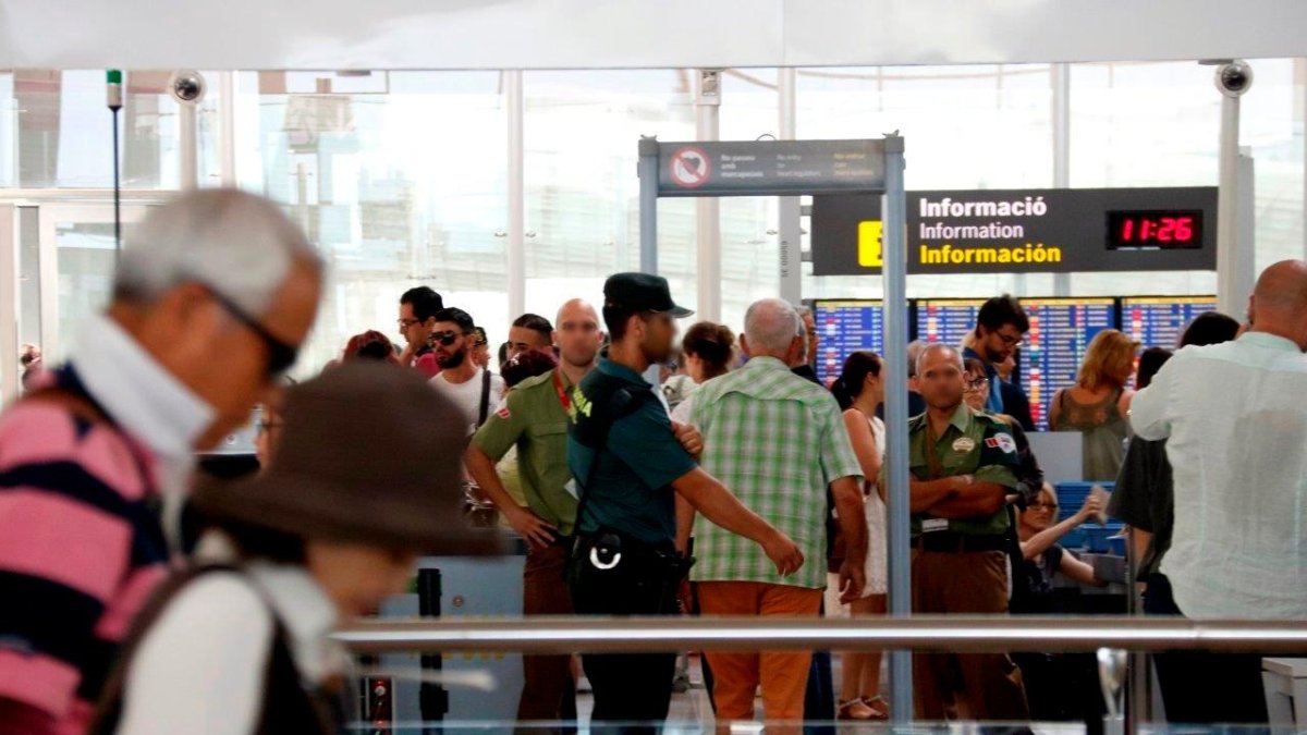 Imagen de archivo del control de seguridad de acceso al aeropuerto de Barcelona.