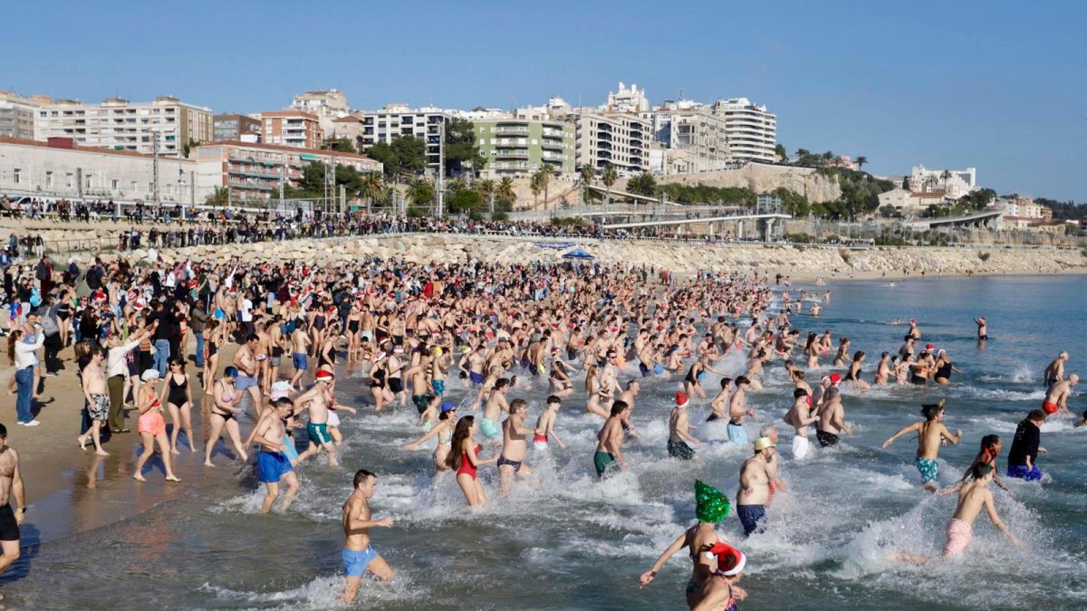 Imagen de la gente bañándose en la playa del Miracle de Tarragona.