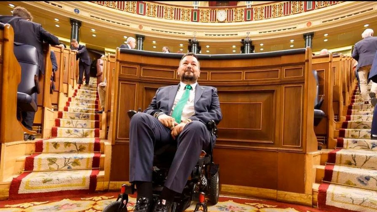 Juan Ramón Amores, senador y alcalde de La Roda (Albacete) que tiene ELA, en el hemiciclo, antes del pleno.