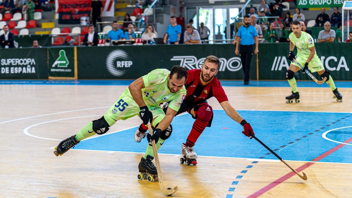 Arnau Canal pugna una bola con Sergi Aragonès.
