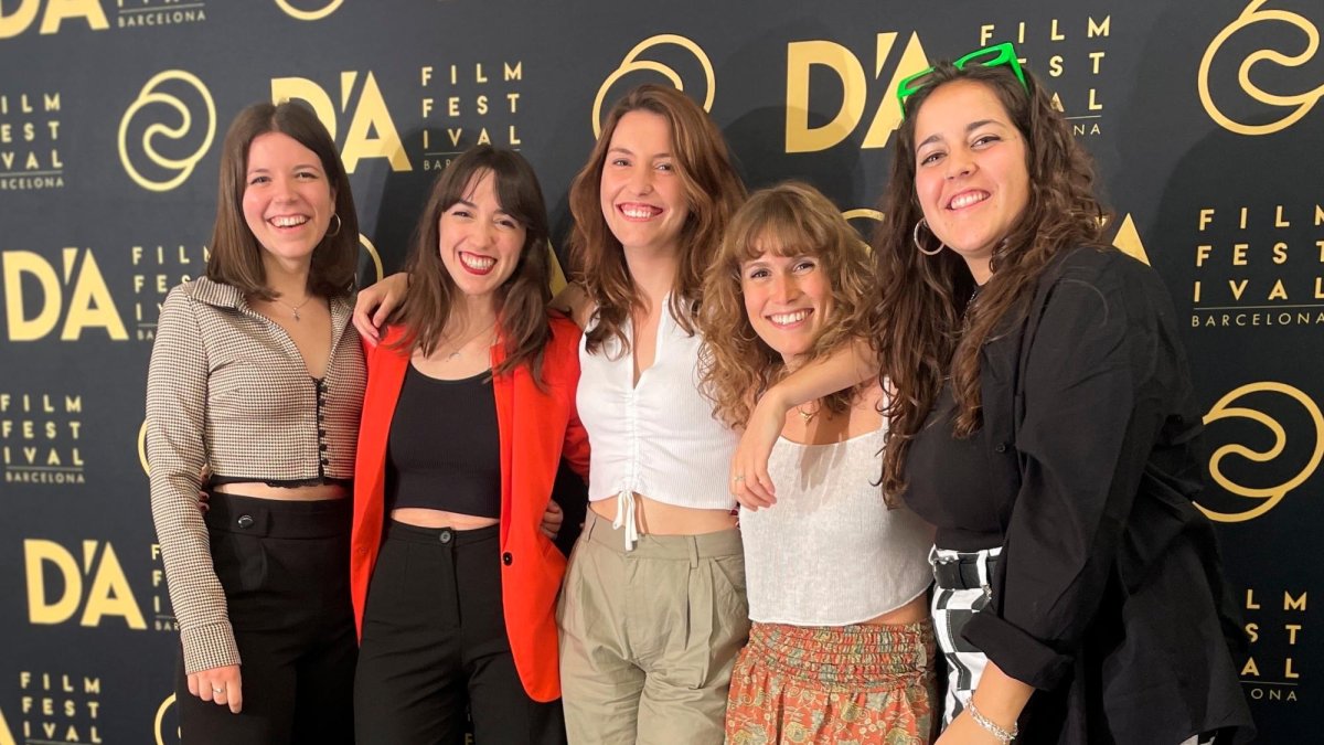Clàudia, Mònica y el resto del equipo de Un sol radiant en la gala del D’A FilmLab’22.