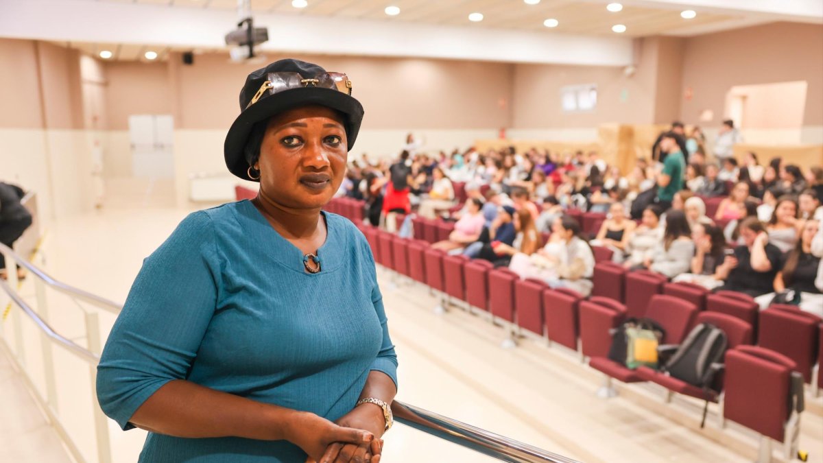 Fatou Nyang en el auditorio del Institut Vidal i Barraquer antes de la charla.