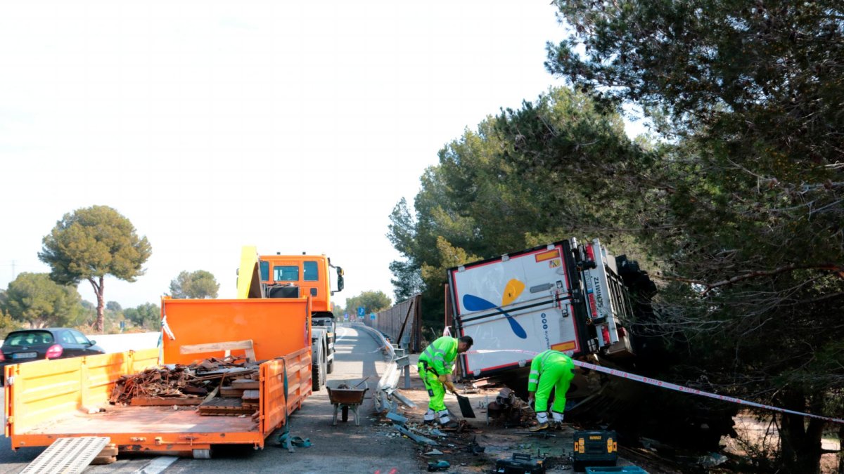Los trabajos para sacar a los dos conductores de la cabina empezaron en la noche del sábado.