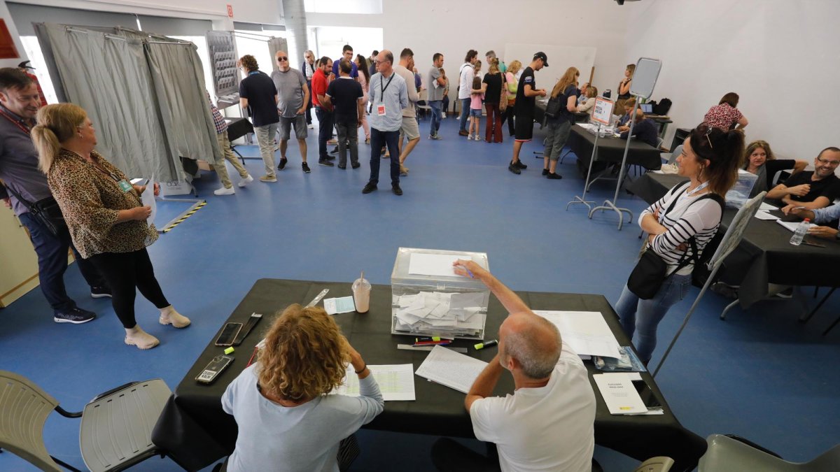 Gente preparándose para votar en unos comicios anteriores.