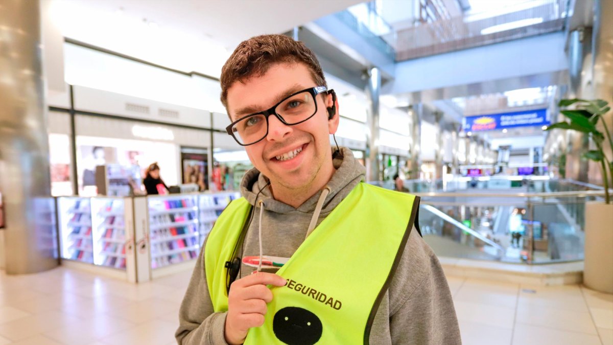 Joan Pinel Vidal tiene discapacidad intelectual y está trabajando esta semana en la seguridad de Parc Central.