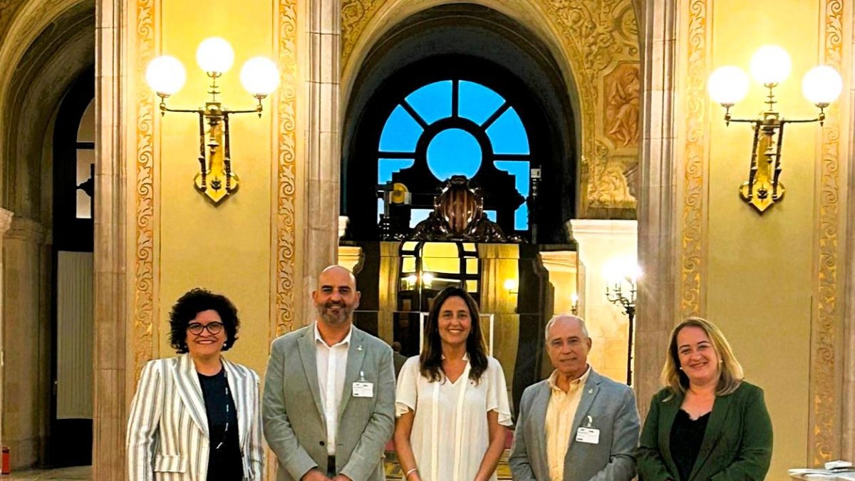 El alcalde de Torredembarra, Vale Pino, y el concejal de Educación, José García, se reunieron con la consellera en el Parlament.