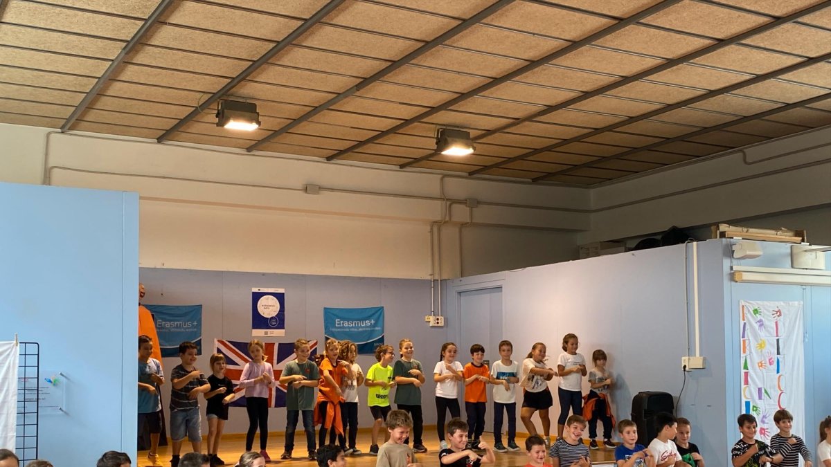 Un moment de la jornada de l’Erasmus Day celebrat a l’Escola Guillem Fortuny de Cambrils.