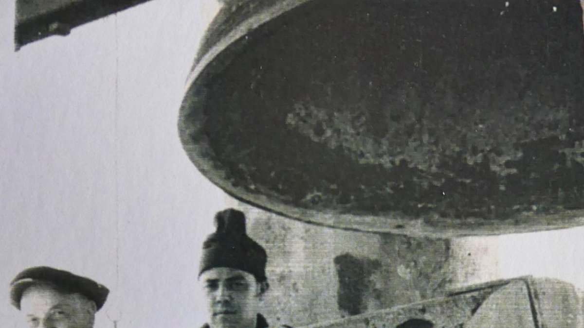 1935/1936. Matraca sota La Capona amb Josep Espinach, amb gorra i corbata.