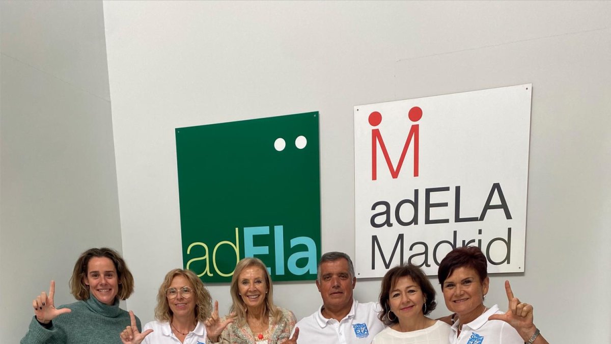Miembros de Swim for ELA con la Asociación adELA de Madrid.