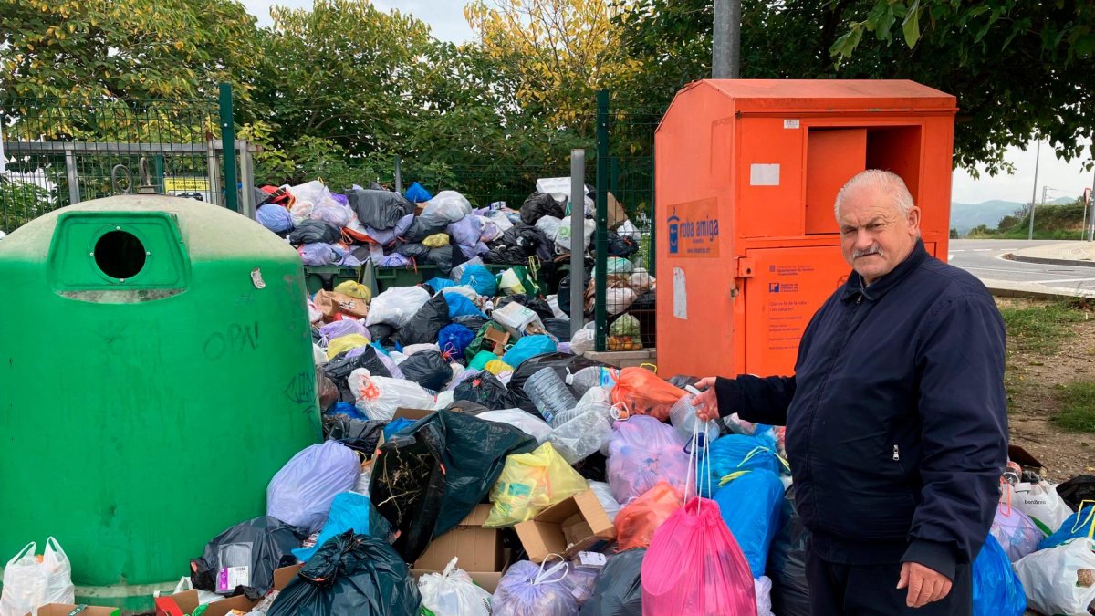 Muchos vecinos de L’Arboç llevan las basuras al área de emergencia.