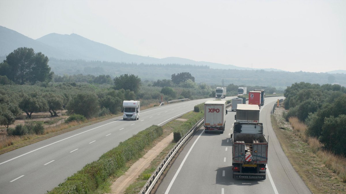 L’autopist aAP-7, al seu pas per la plana interior del Montsià.