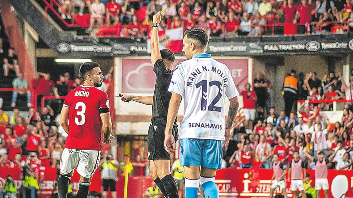 Eder Mallo muestra una tarjeta amarilla a Nacho durante el fatídico Nàstic-Málaga.