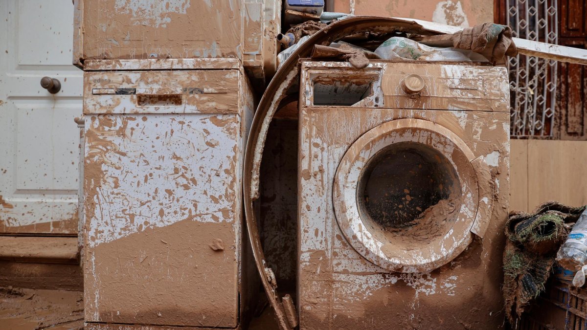 Varios electrodomésticos inutilizados en Paiporta, Valencia, este lunes.