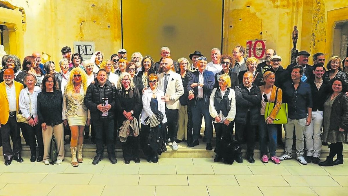 Algunos de los y las artistas durante la inauguración de la exposición organizada por el ICRE.