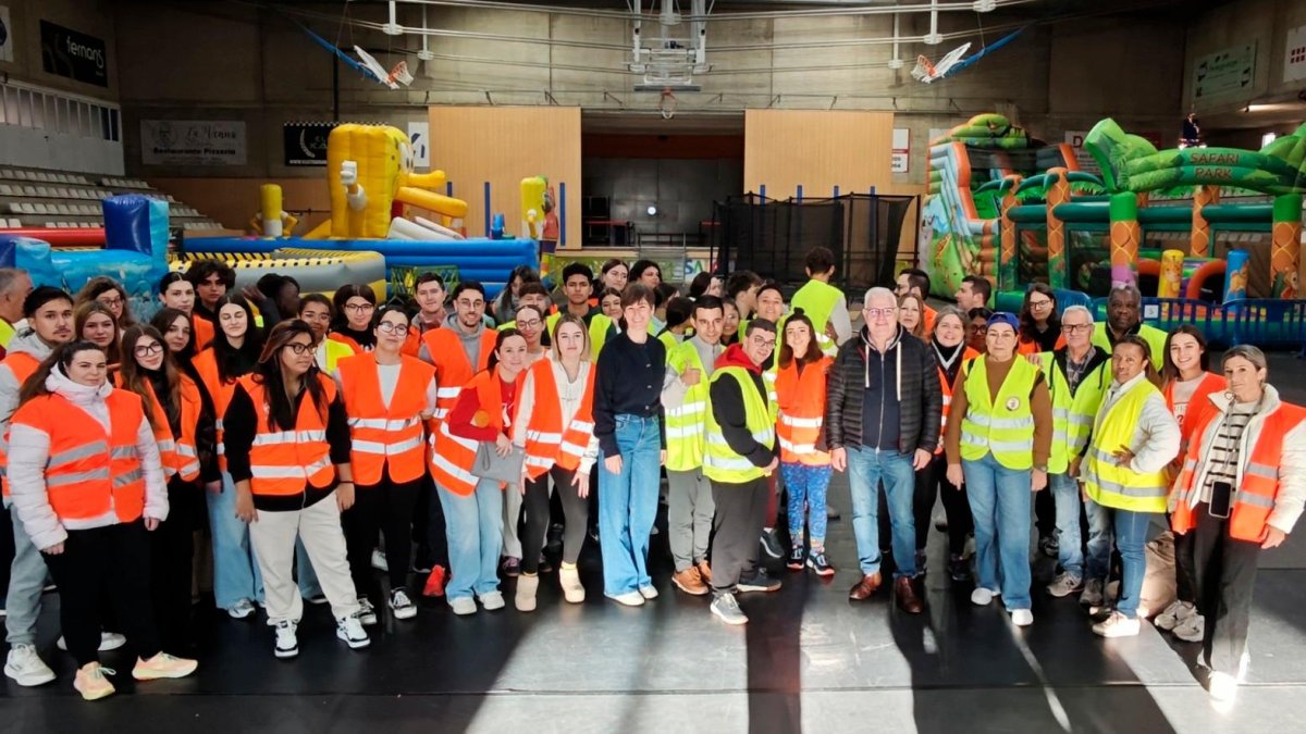 L’alcalde, Pere Granados, acompanyat de la regidora d’Infància i Joventut, Noelia Izquierdo, va visitar el pavelló i va donar la benvinguda als monitors, monitores i persones voluntàries.