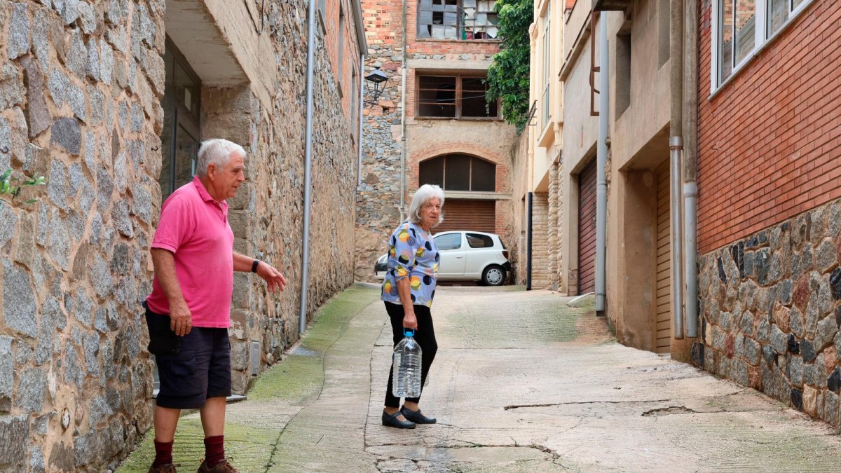 Veïns de Riudecanyes amb garrafes d’aigua, el passat mes de setembre.