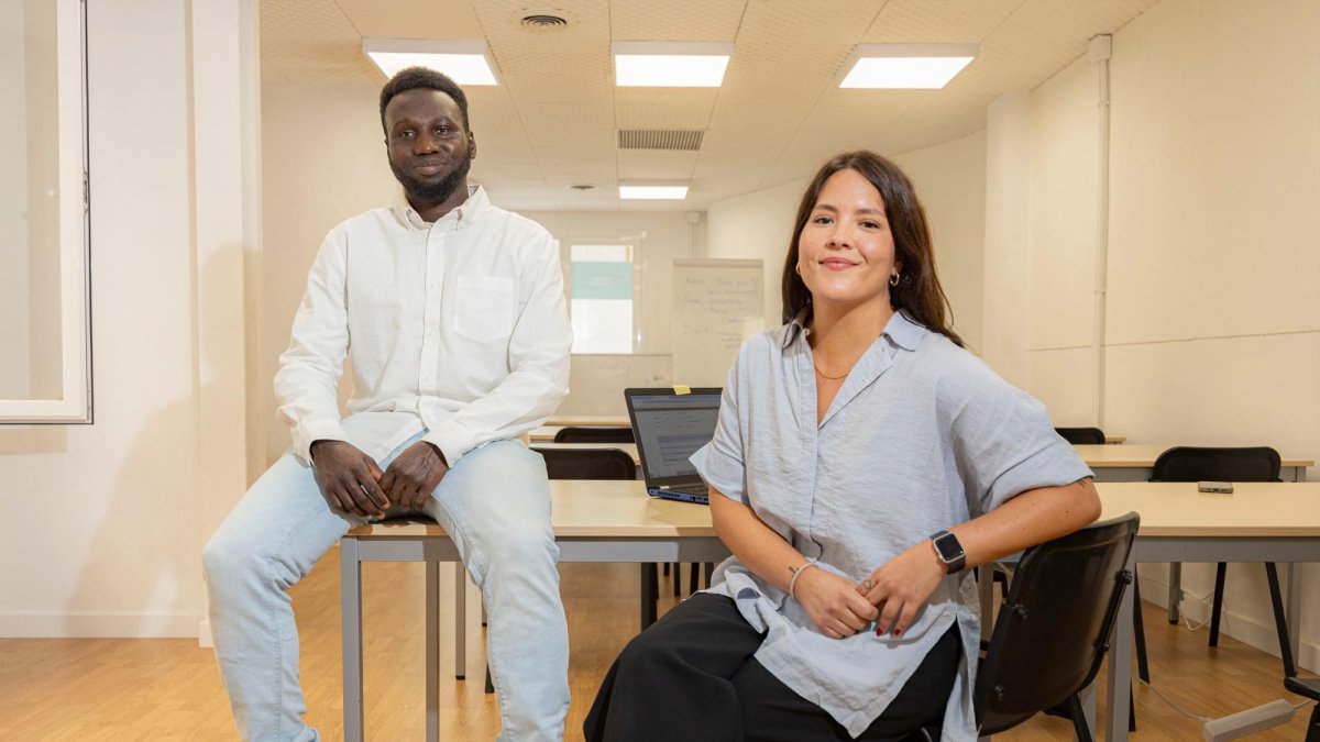 Sulayman Kijera junto con Sara Soria, técnica que lo ha acompañado.