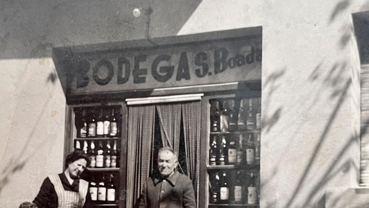 El tascaman Boada, assegut, amb Pilar Cabré Budí i Eduard Boada Pallarés, el seu avi.