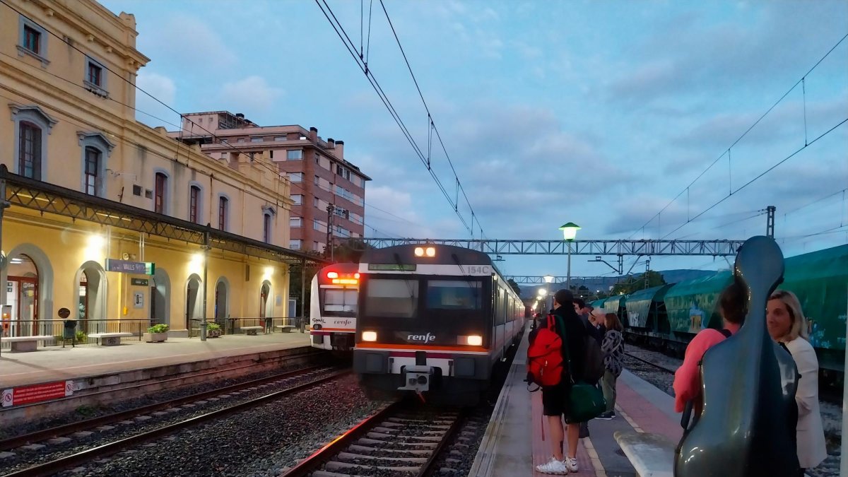 Renfe aclaró que eran dos trenes acoplados y que la entrada se realizó forzando la puerta de la cabina del segundo tren.