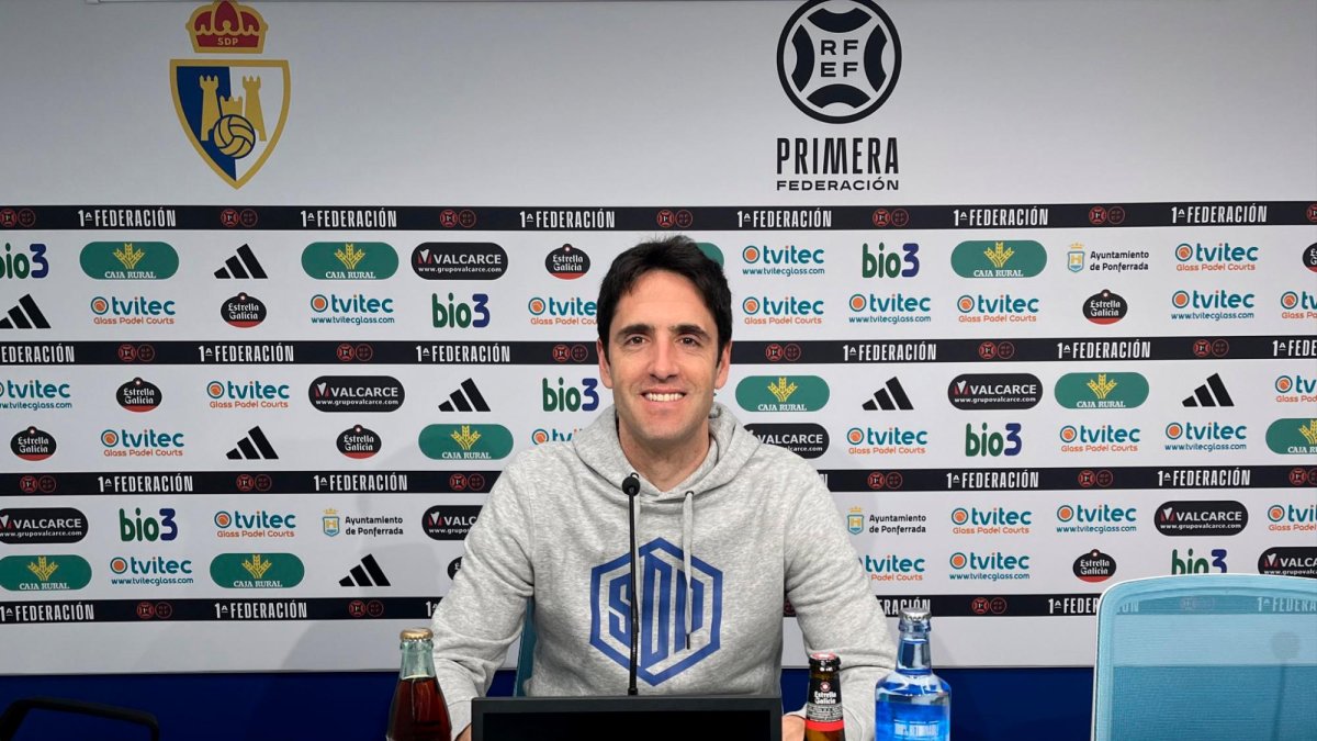 El ya extécnico de la SD Ponferradina durante una rueda de prensa esta temporada.