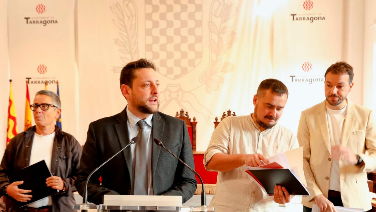 El alcalde Rubén Viñuales y el portavoz de ECP, Jordi Collado, junto a los concejales Toni Carmona (ECP) e Isabel Mascaró.