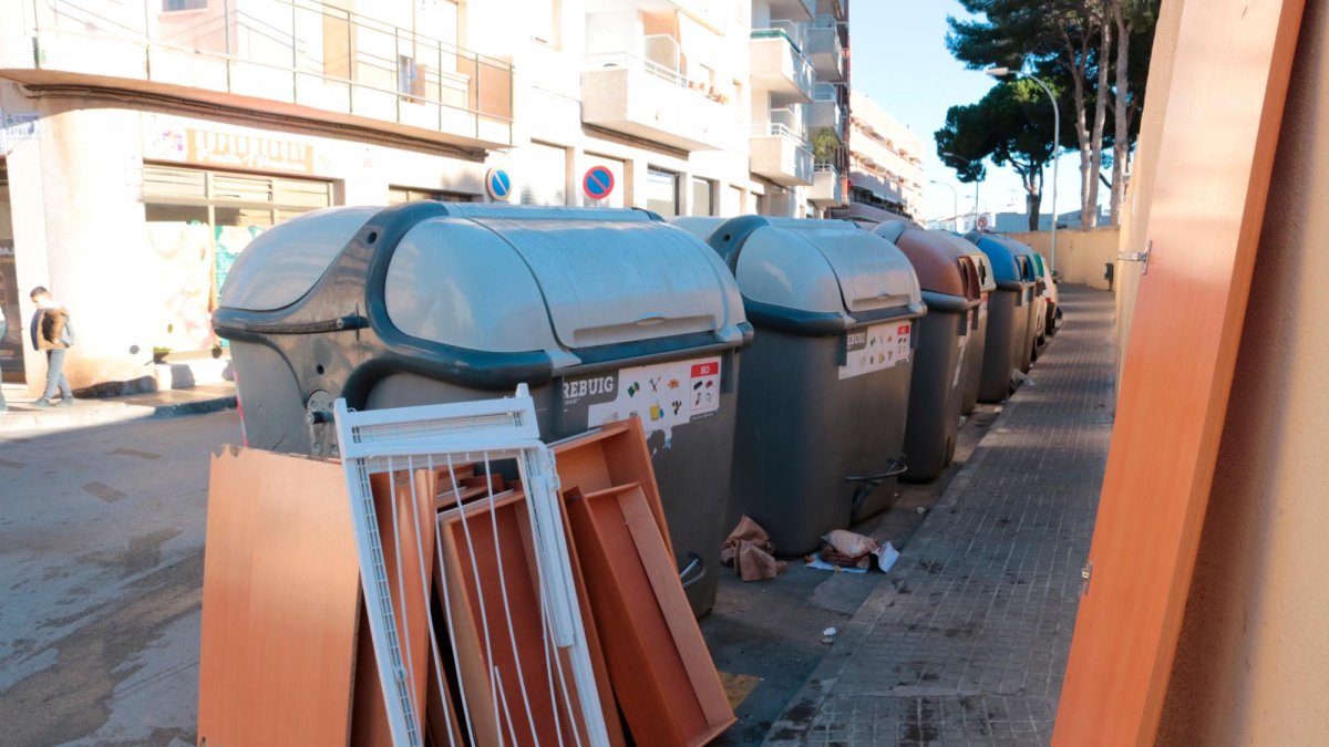 Andròmines al costat d’un contenidor a Torredembarra.