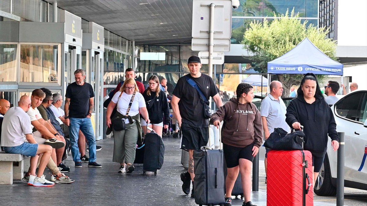 Passatgers a l’exterior de l’Aeroport de Reus, la temporada d’estiu 2024.