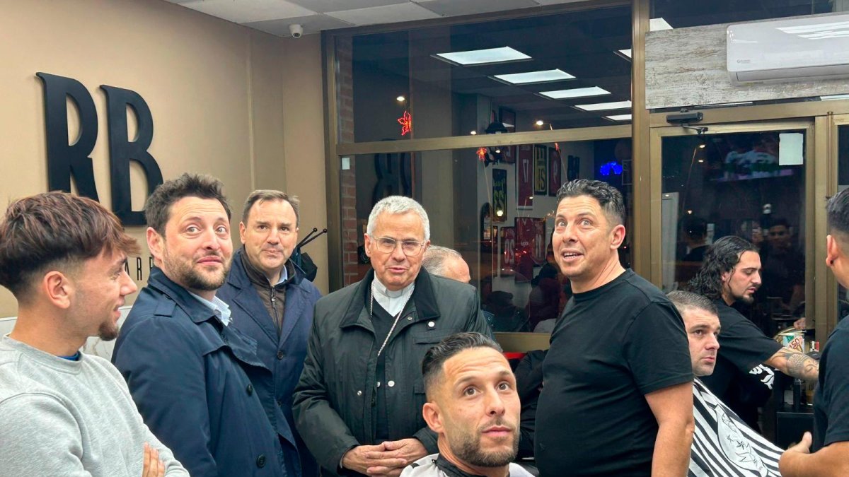 El alcalde Rubén Viñuales, el arzobispo Joan Planellas, el barbero Rachid y el jugador Marc Fernández, en la silla.