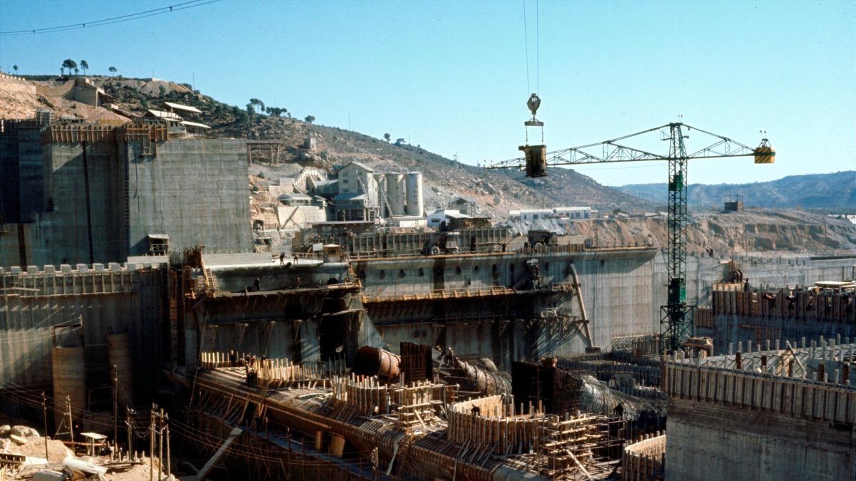 Obras de la presa de Riba-roja, en 1965.
