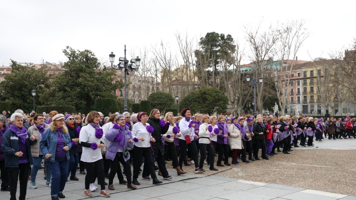 Las usuarias delos centros municipales de mayores de Madrid realizaron ayer una ‘Flashmob’ para conmemorar el Día Internacional de la Mujer.