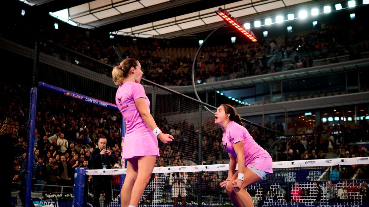 Ari Sánchez y Paula Josemaría, nada más ganar la final y el título.