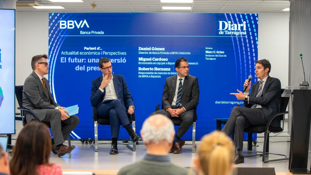 El periodista del Diari, Marc Griso, junto con los ponentes, moderó la mesa redonda.