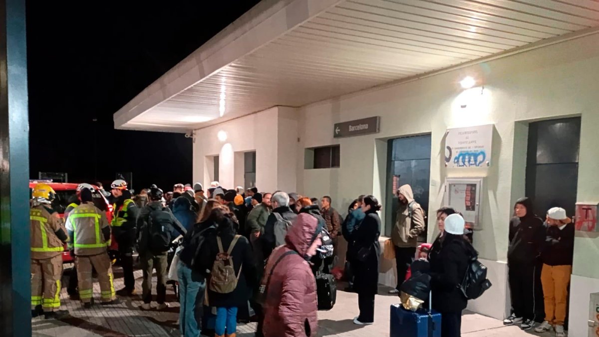 La estación de Picamoixons, llena de gente esperando al bus de rescate.