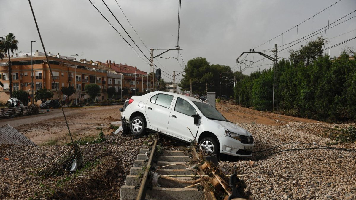 Un cohe encima de una vía de tren.