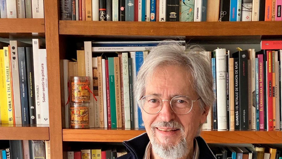 Domènec Corbella i Llobet, amb el llibre que han escrit sobre la figura de Ramon Corbella.