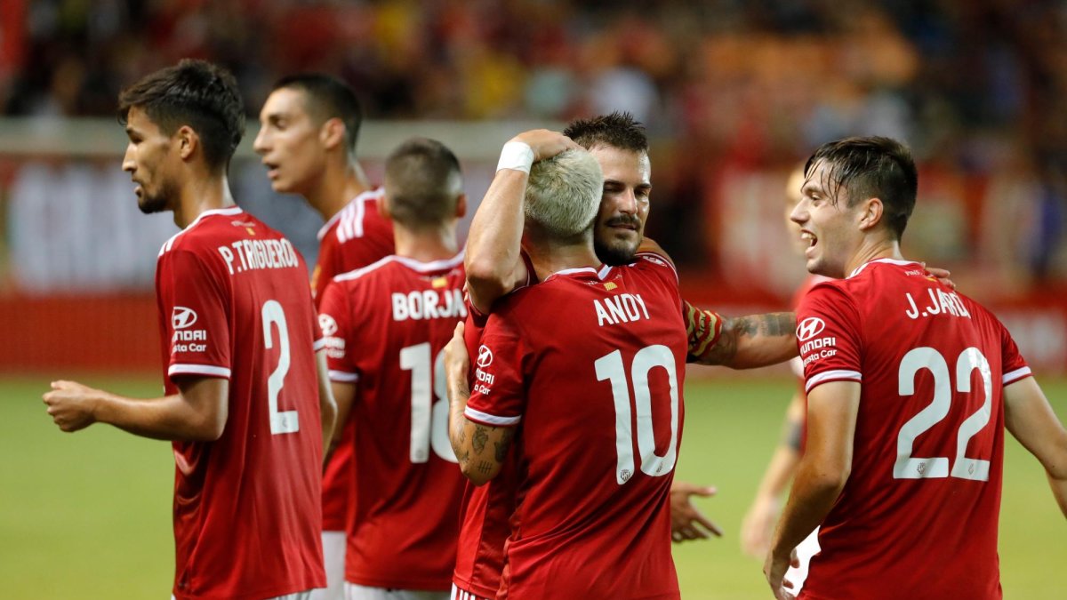 Joan Oriol y Andy Escudero celebran un tanto en el Nou Estadi esta temporada.