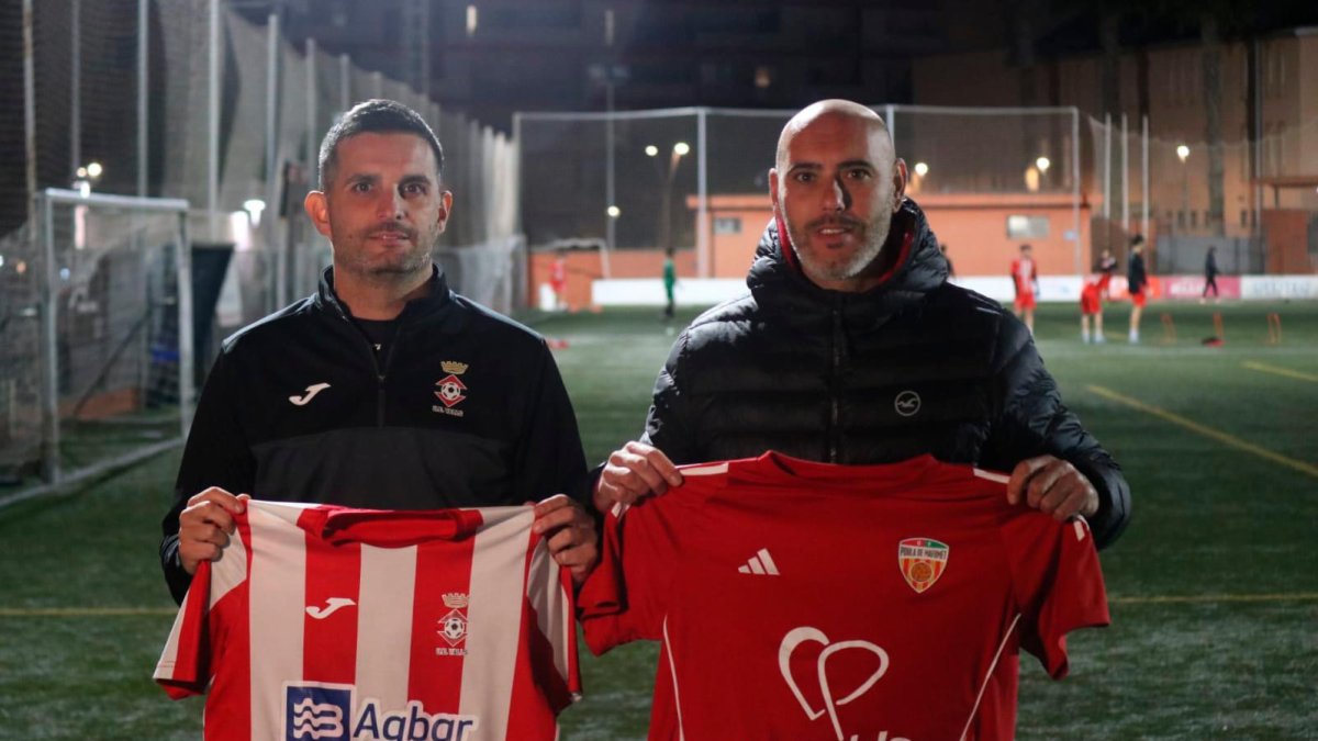 Los técnicos Álex González y Manel Cazorla antes del derbi.