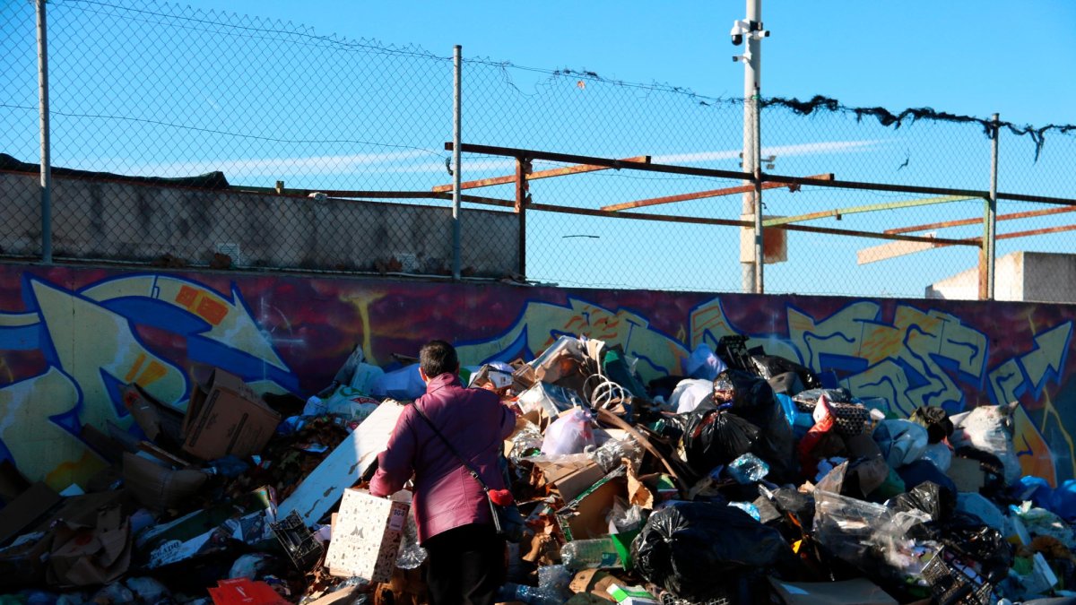 Una mujer tira la basura en el área de emergencia de L’Arboç durante la segunda alerta por emergencia sanitaria.