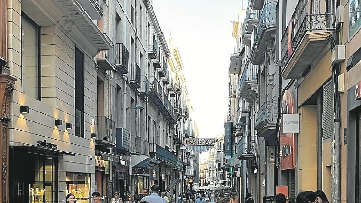 Gent passant pel carrer Monterols.