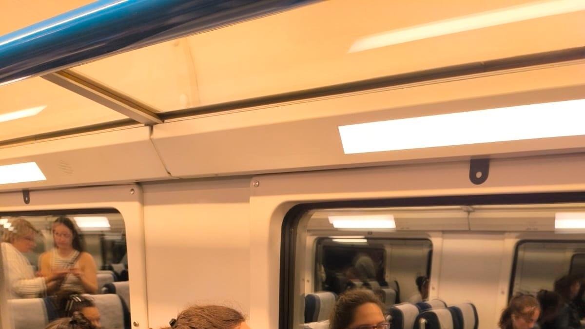 Maria Teresa Cabré Domènech, en el tren de ayer por la tarde de vuelta a casa.