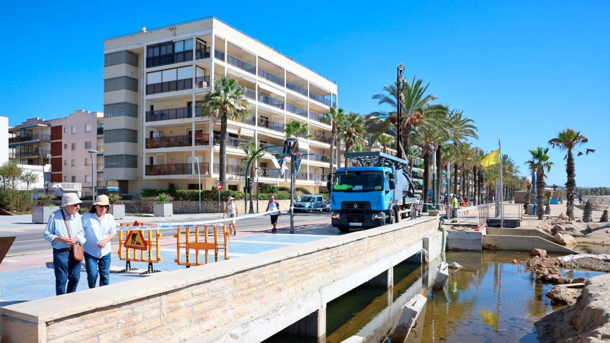 Tras dos semanas de la tromba, los últimos días seguían vaciando los cajones soterrados.