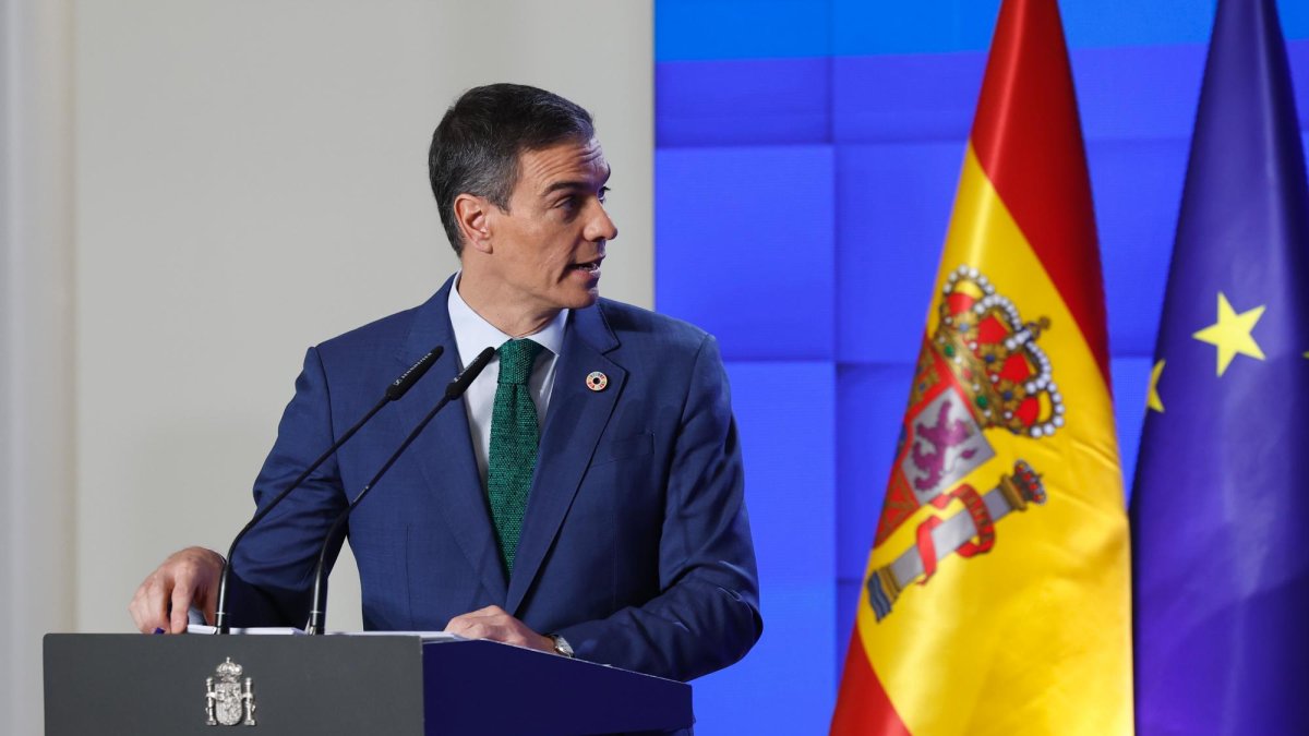 El presidente del Gobierno, Pedro Sánchez, ofrece una rueda de prensa tras reunión del último Consejo Ministros del año en el palacio de la Moncloa en Madrid este lunes.