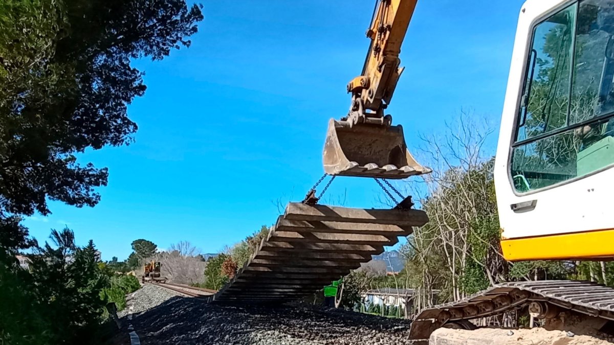 En 2023 finalizó el desmantelamiento de la antigua vía del tren, sin uso desde 2020