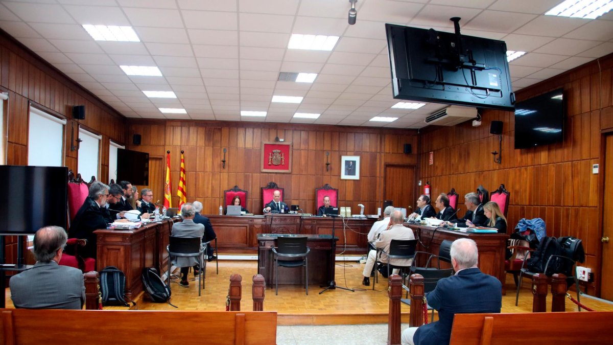 Cuatro de los ocho acusados por el caso del Parc Central de Tarragona al inicio del juicio que ha comenzado después de 30 años.