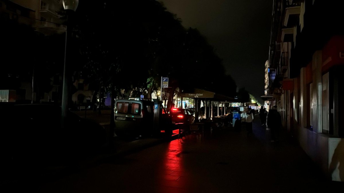 Los técnicoshan tenido que cortar la luz para poder trabajar sin ningún tipo de riesgo.