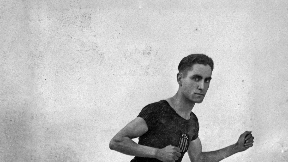 Retrat tipus postal de Jeroni Juan Monllaó lluint la samarreta de la Federació Catalana d’Atletisme (1934).