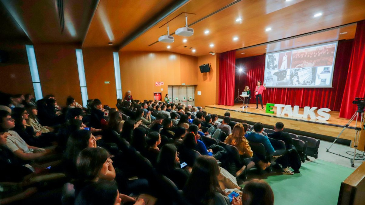 Más de 200 alumnos de instituto se dieron cita en la E-Talks en el Aula Magna de la URV.