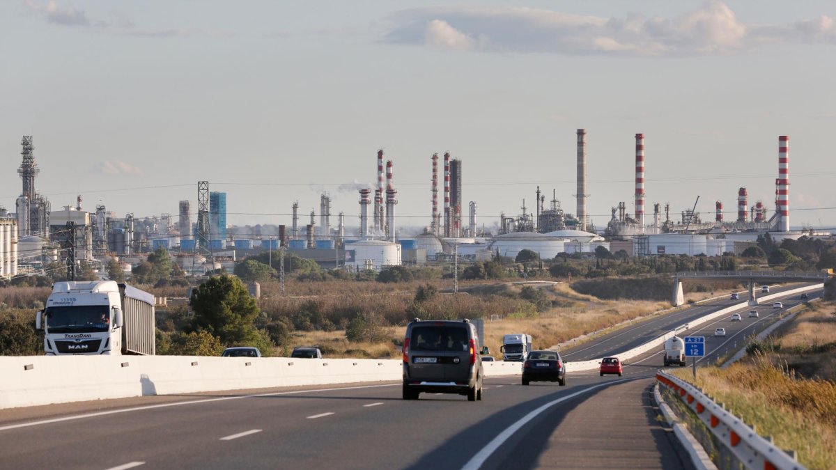 Vista general de una parte del polo petroquímico del Camp de Tarragona.