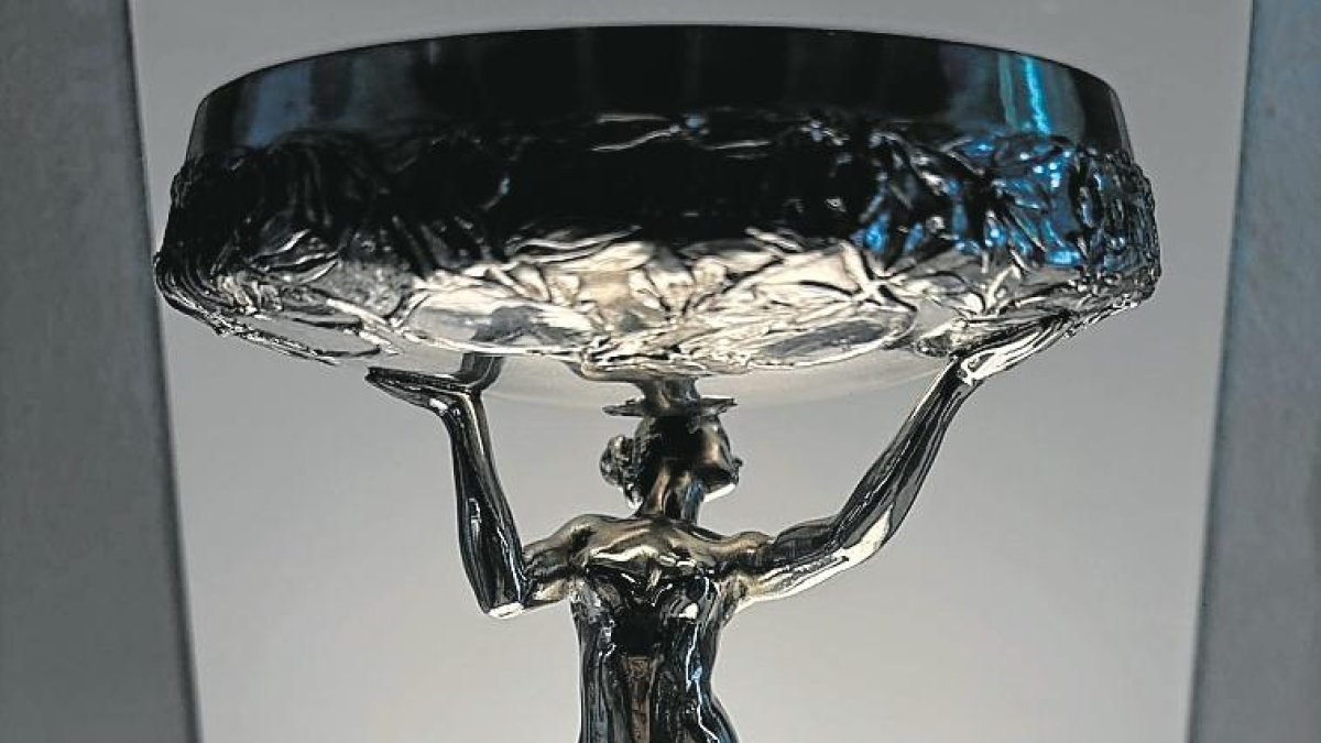 La copa de plata que regalaron a Guimerà y que ahora sus herederos han donado a la Casa Museu.