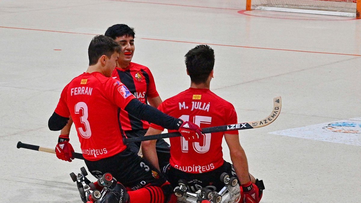 El Reus celebra un gol en el Clásico europeo ante el Barça.